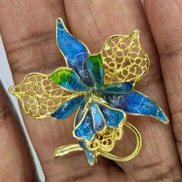 Vintage Inspired Enamel Flower Brooch - Elegant Gold Tone Accent - Picture 4 of 5